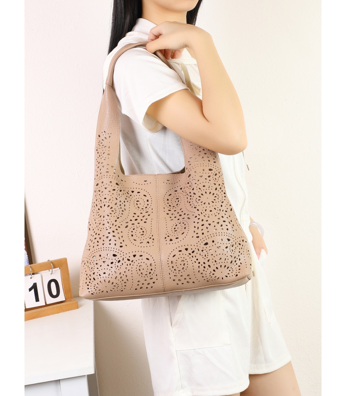 T11929 – Bolso Hobo Calado con Organizador