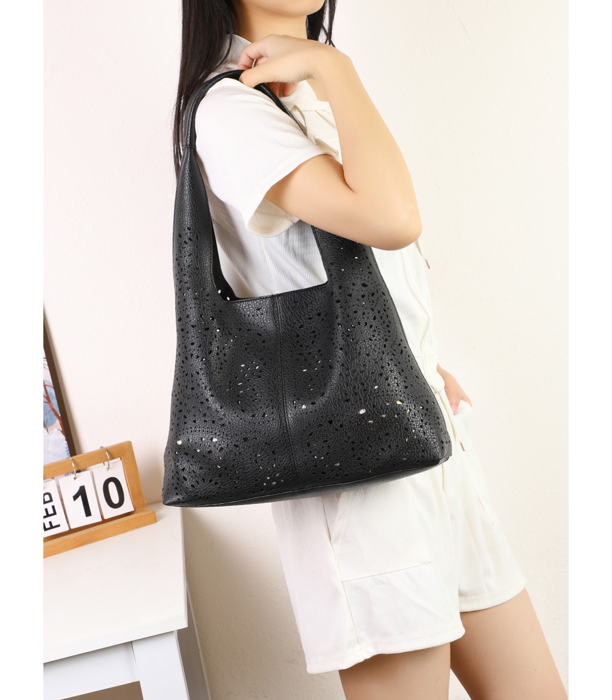 T11929 – Bolso Hobo Calado con Organizador