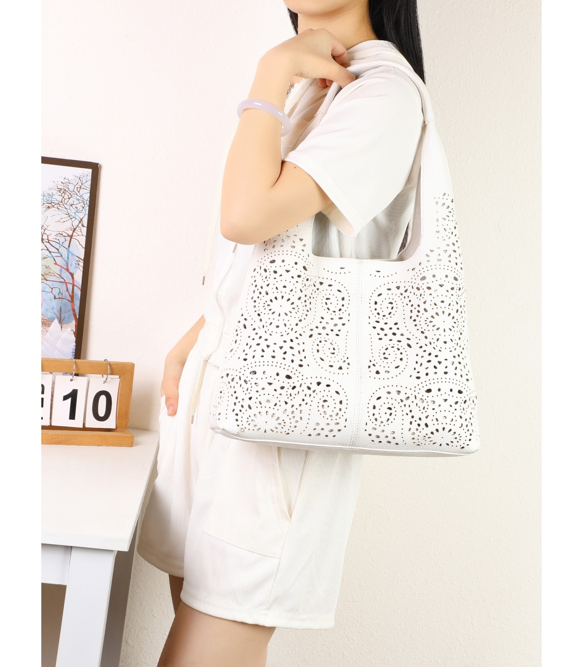 T11929 – Bolso Hobo Calado con Organizador