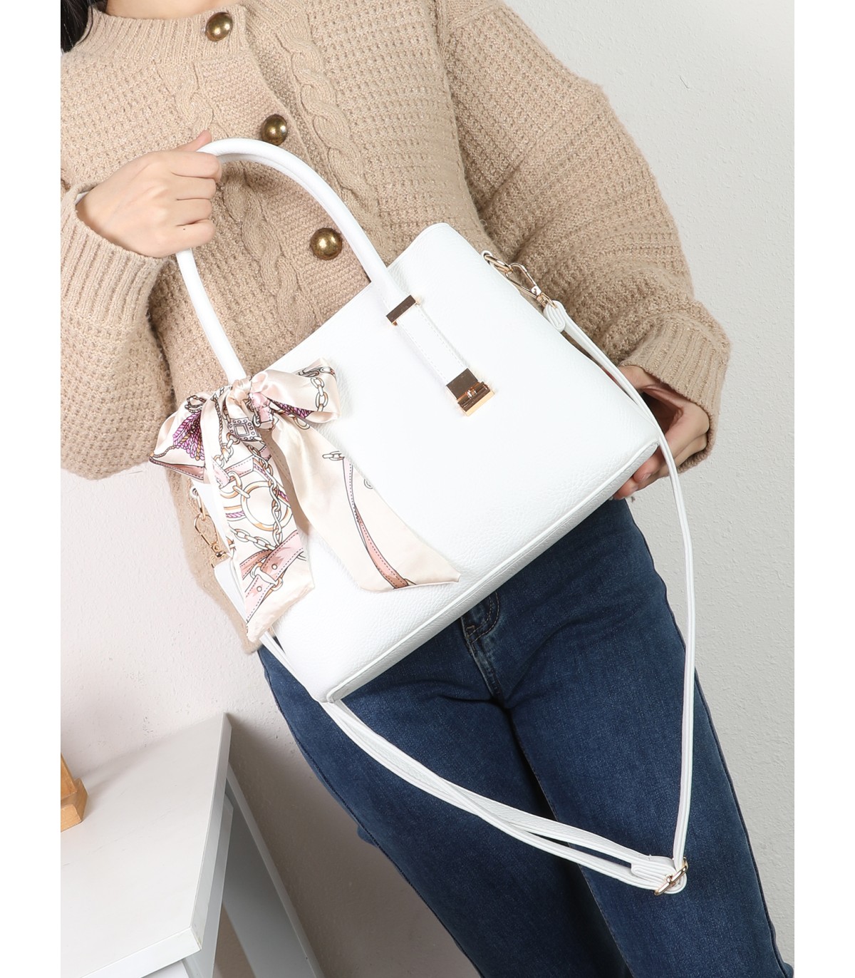 T11948 – Bolso de Mano Elegante con Pañuelo Decorativo