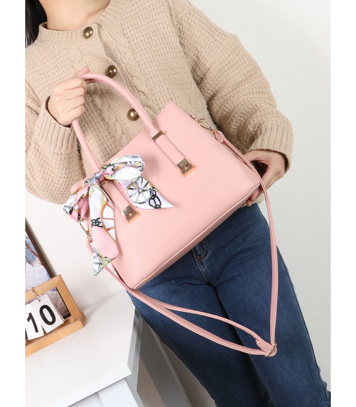 T11948 – Bolso de Mano Elegante con Pañuelo Decorativo
