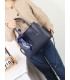 T11948 – Bolso de Mano Elegante con Pañuelo Decorativo