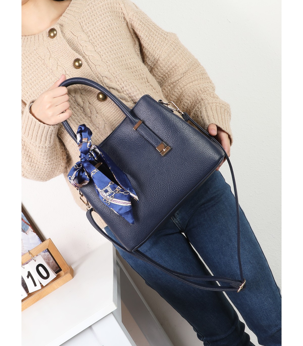T11948 – Bolso de Mano Elegante con Pañuelo Decorativo