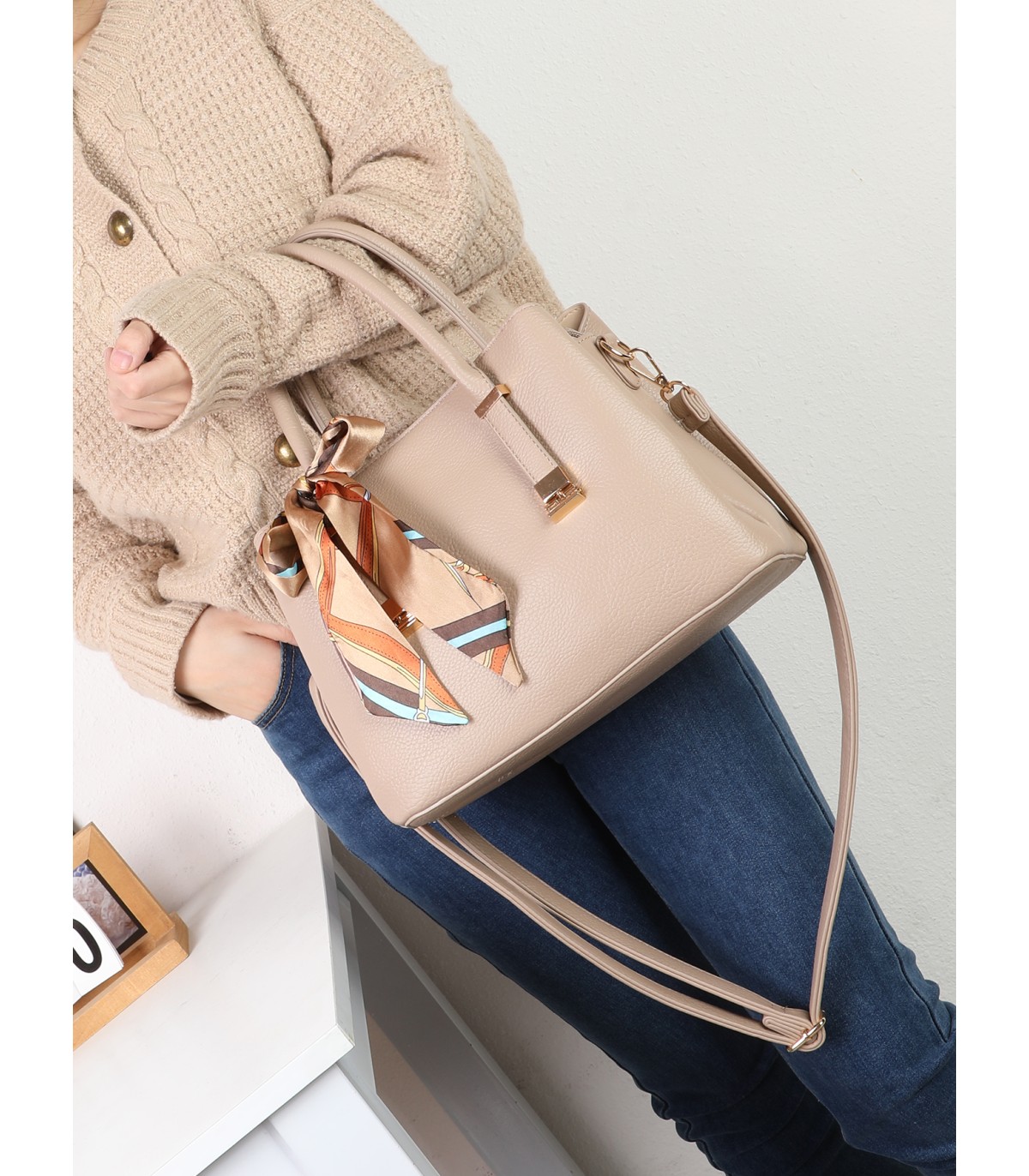 T11948 – Bolso de Mano Elegante con Pañuelo Decorativo