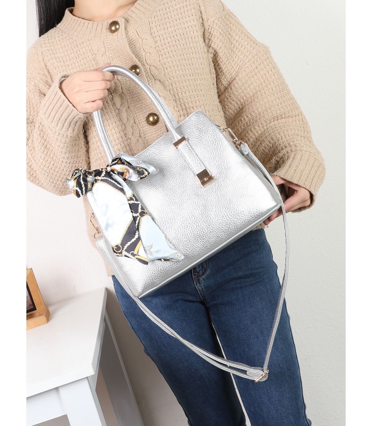 T11948 – Bolso de Mano Elegante con Pañuelo Decorativo