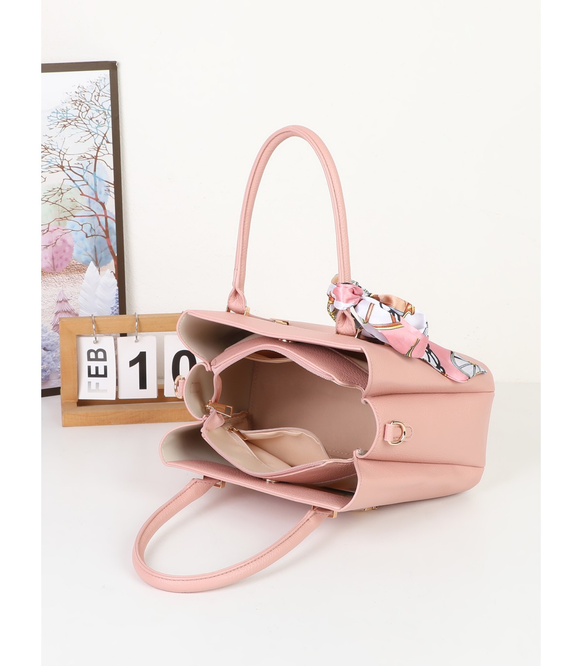 T11948 – Bolso de Mano Elegante con Pañuelo Decorativo