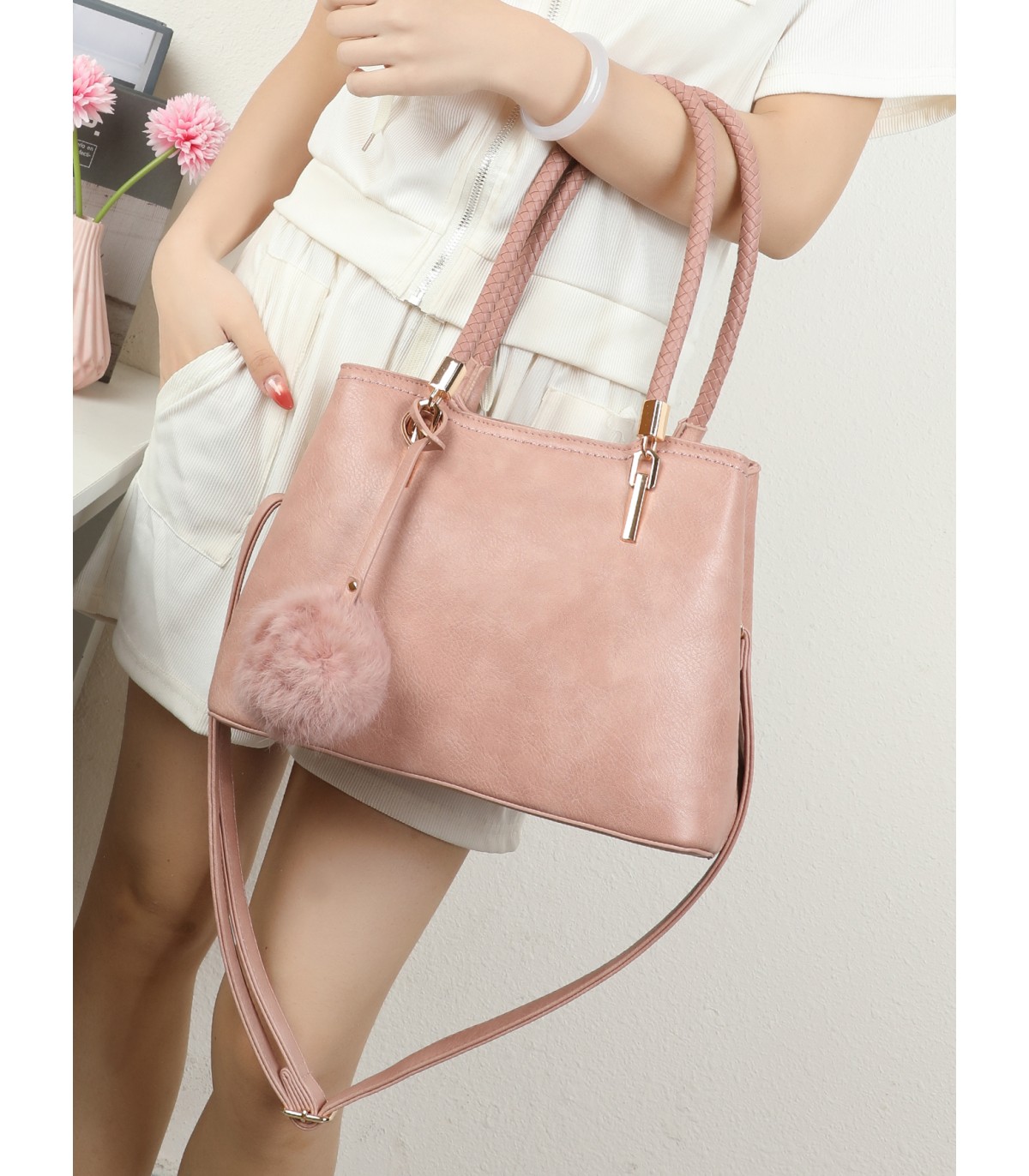 T11953-Bolso de Hombro con Pompón Decorativo