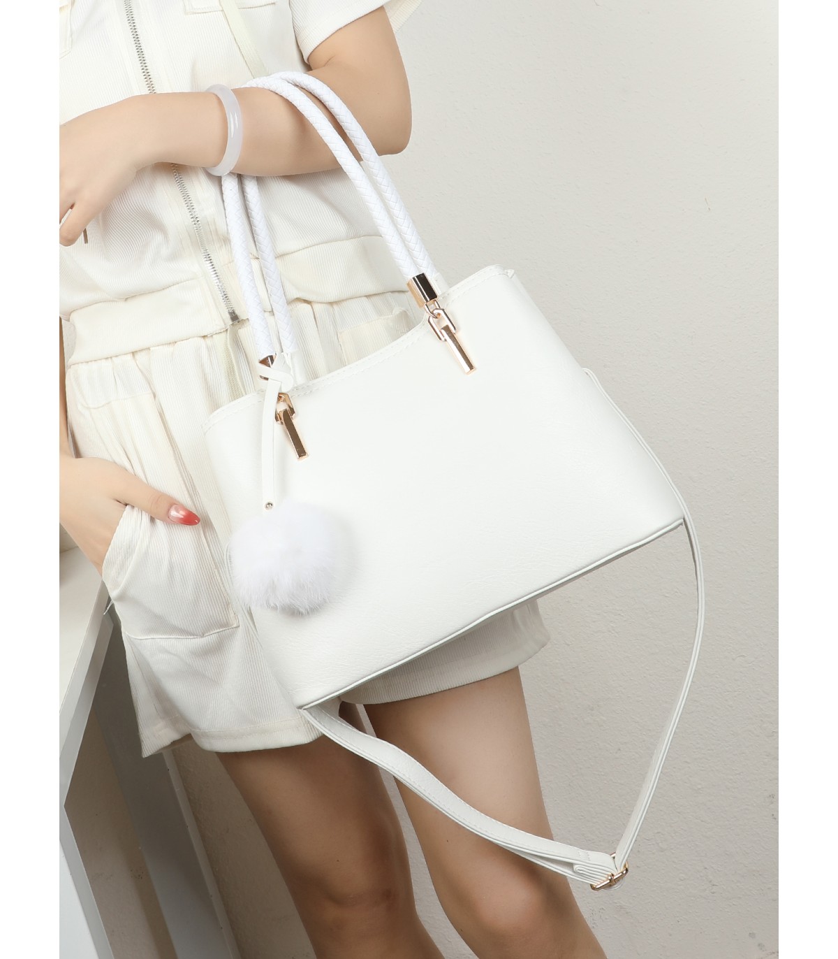 T11953-Bolso de Hombro con Pompón Decorativo