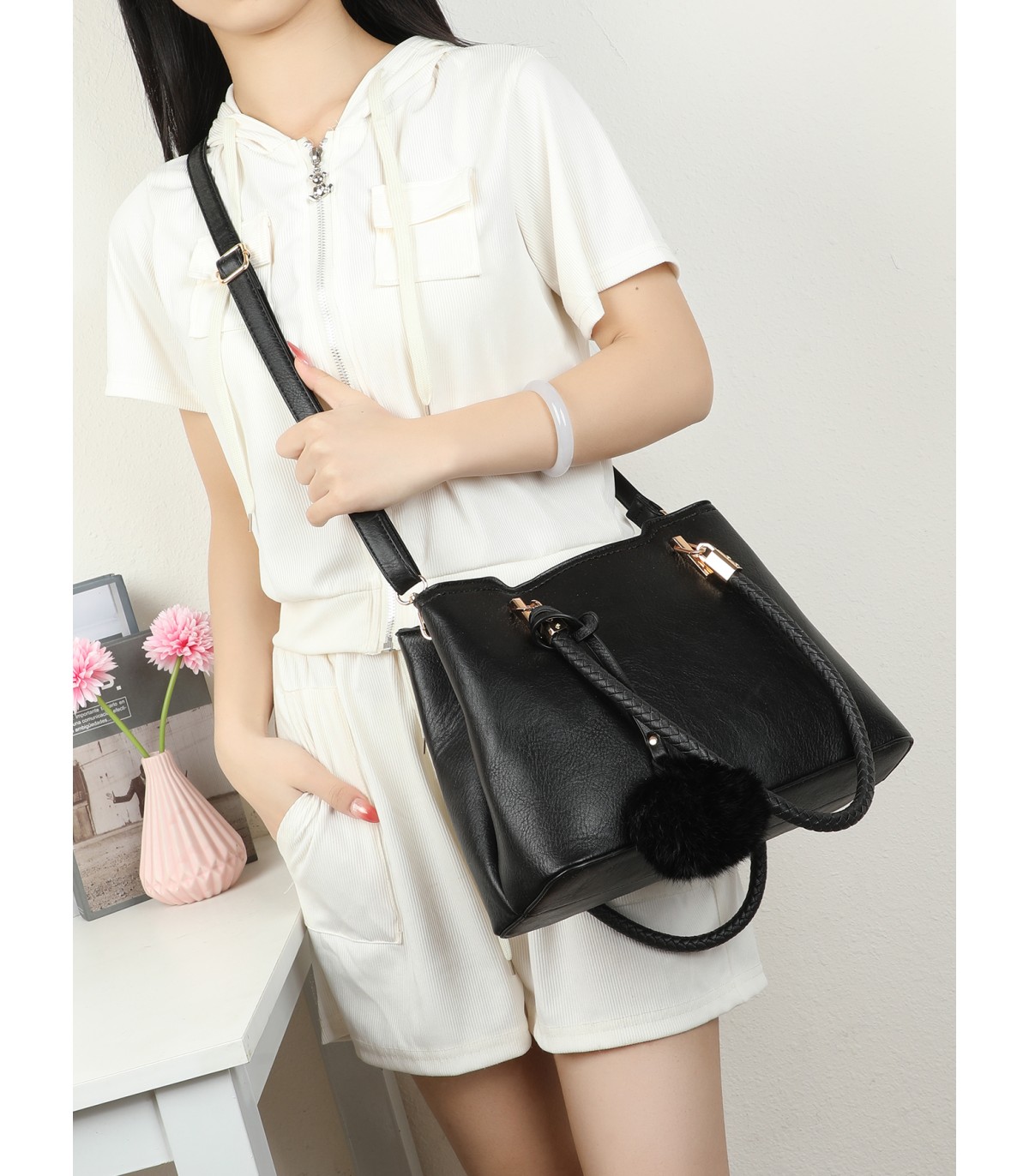 T11953-Bolso de Hombro con Pompón Decorativo