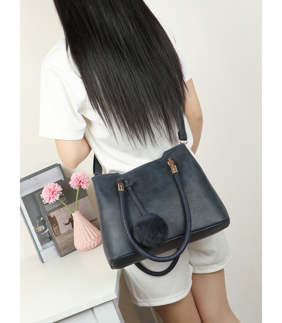 T11953-Bolso de Hombro con Pompón Decorativo