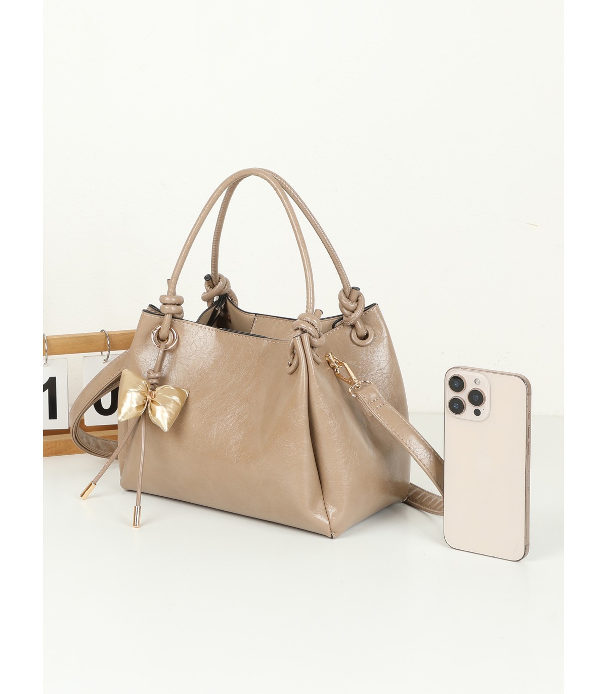 T11966-Bolso de Mano Charolado con Adorno de Moño