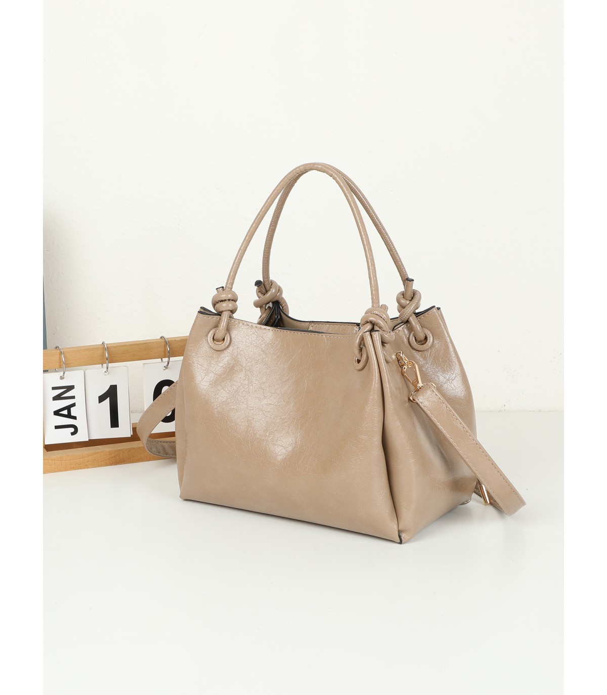 T11966-Bolso de Mano Charolado con Adorno de Moño