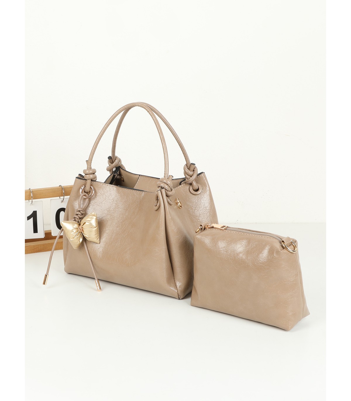 T11966-Bolso de Mano Charolado con Adorno de Moño