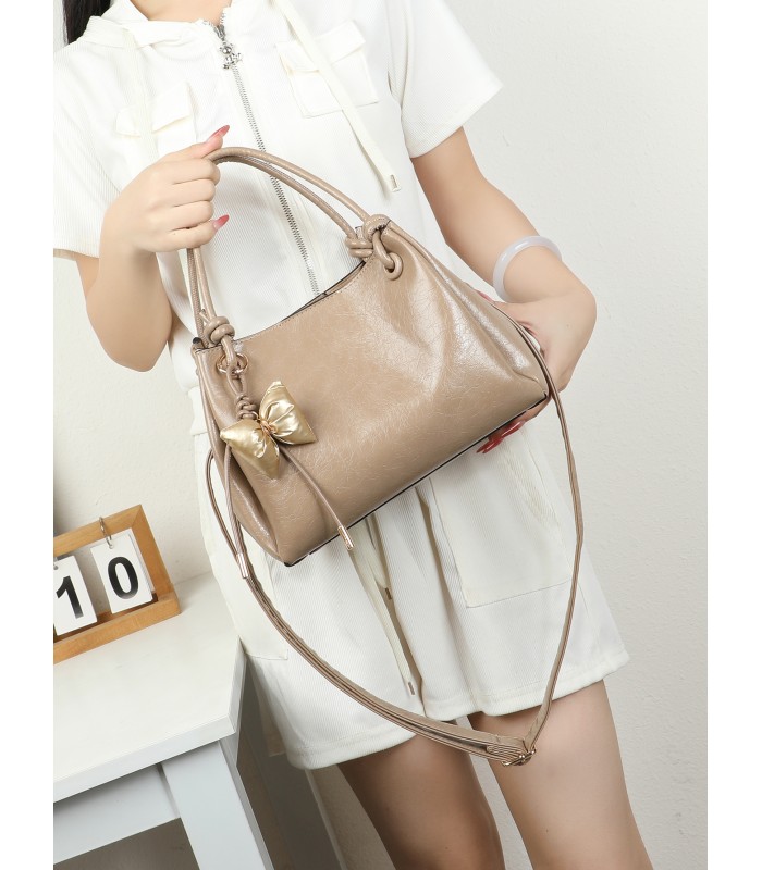 T11966-Bolso de Mano Charolado con Adorno de Moño
