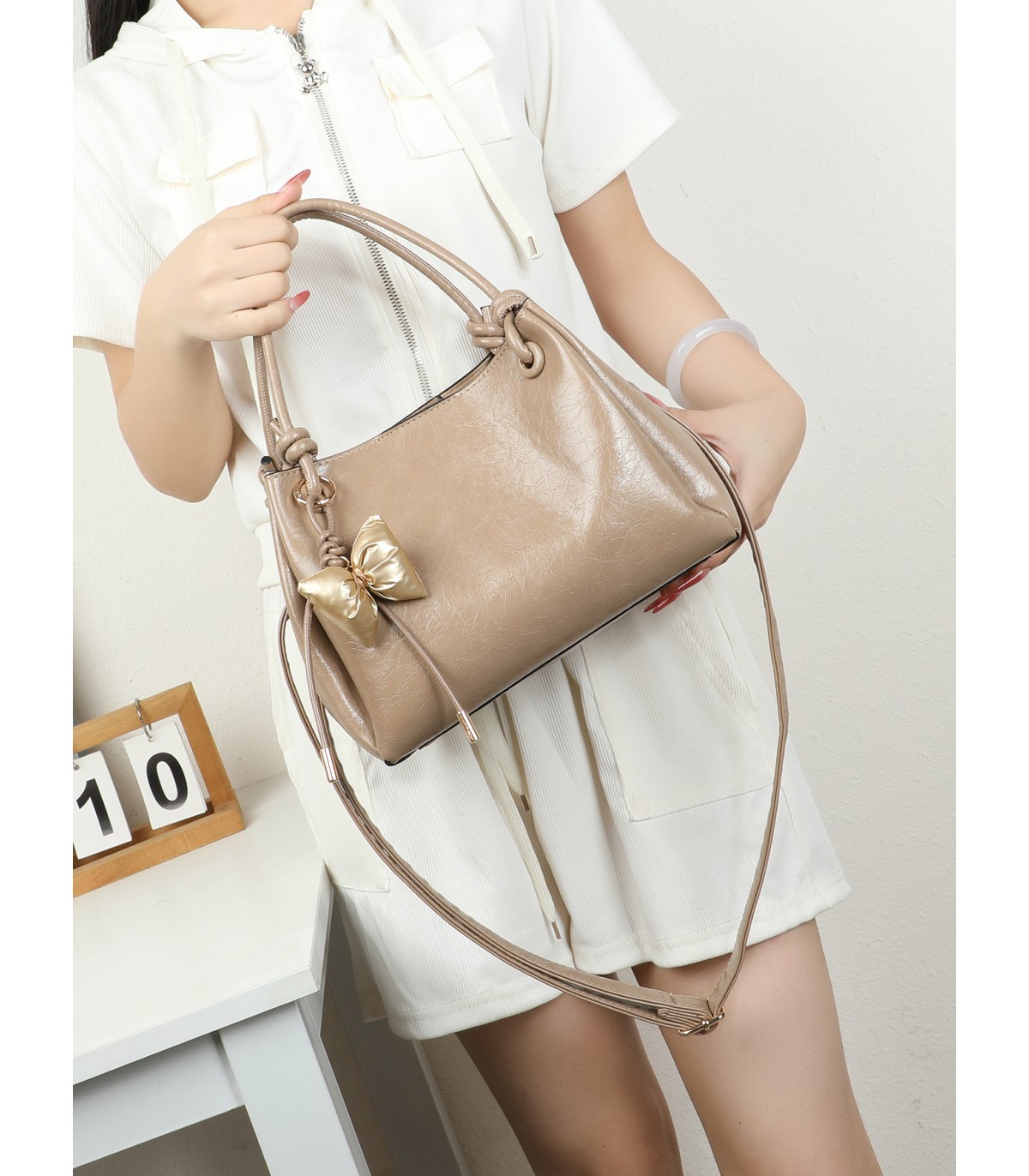 T11966-Bolso de Mano Charolado con Adorno de Moño