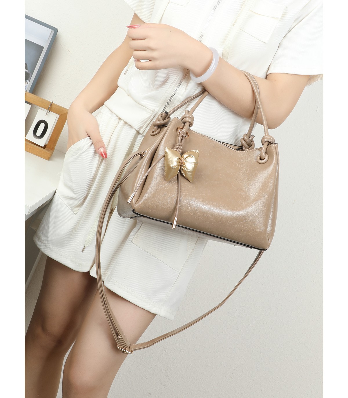 T11966-Bolso de Mano Charolado con Adorno de Moño