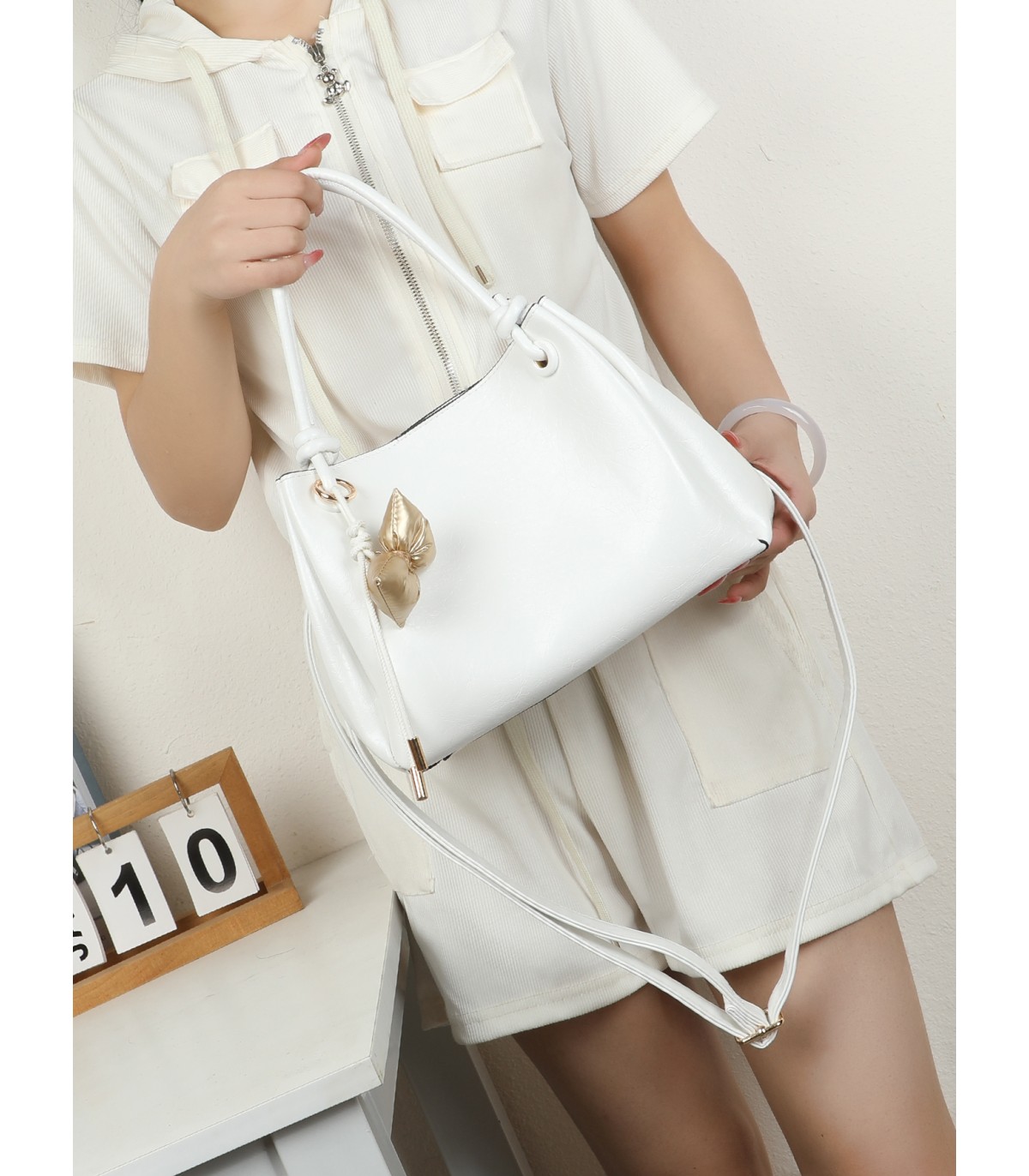 T11966-Bolso de Mano Charolado con Adorno de Moño
