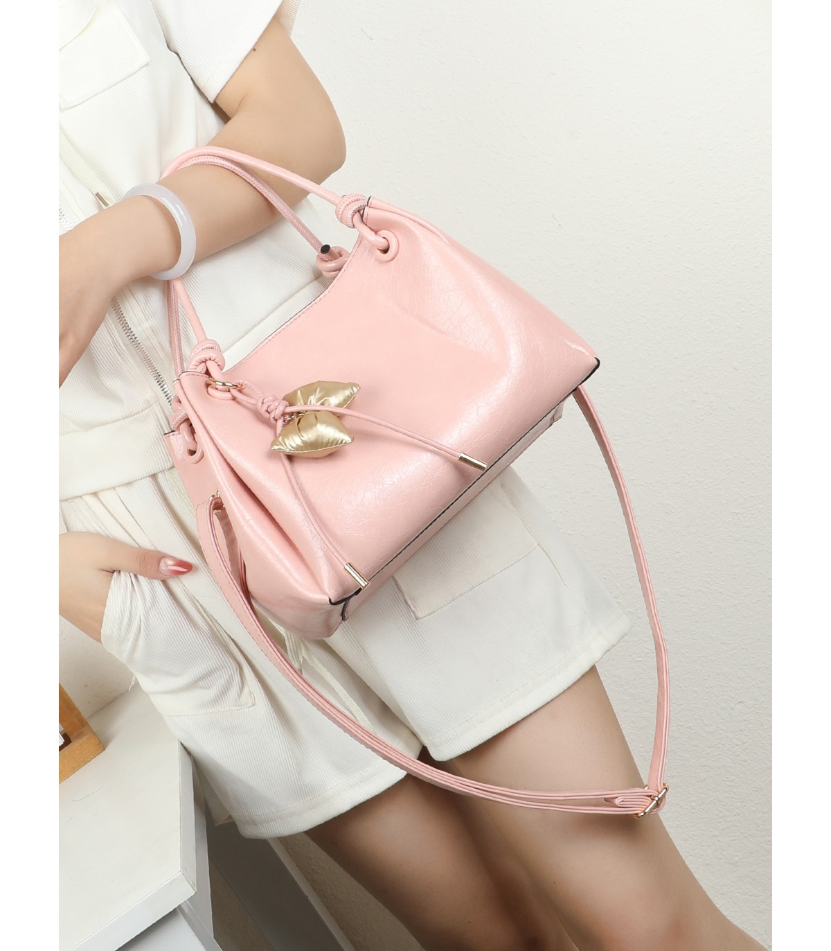 T11966-Bolso de Mano Charolado con Adorno de Moño