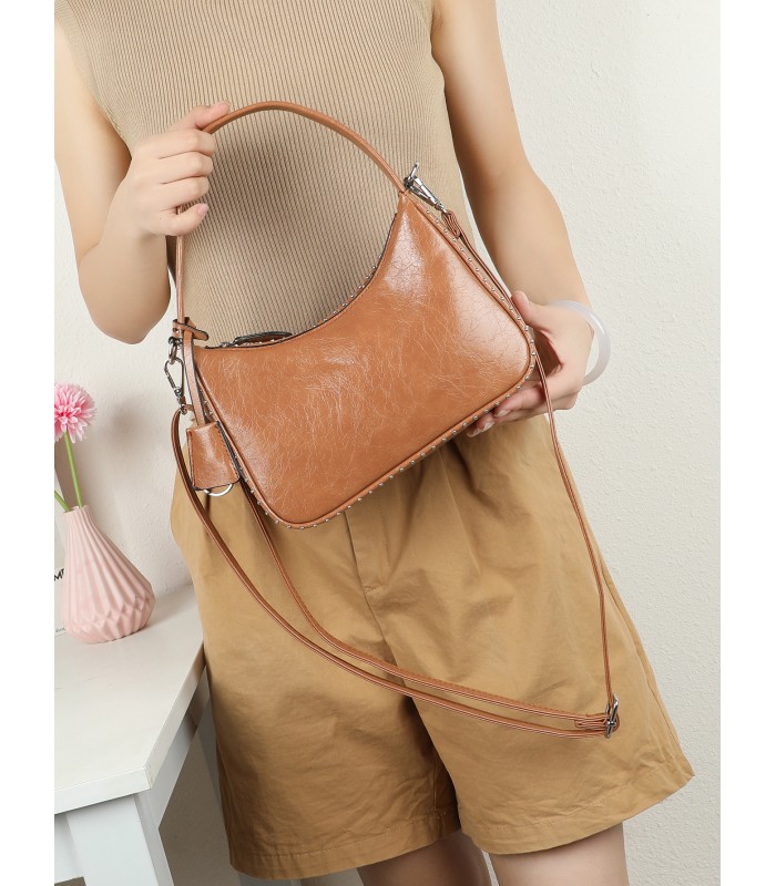 T11964-Bolso Hobo Baguette con Detalles de Tachuelas
