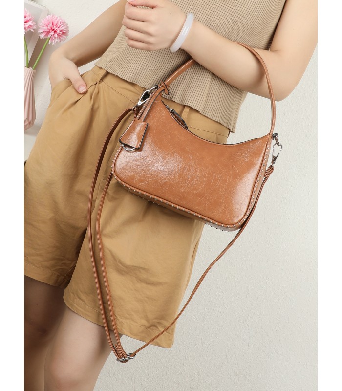 T11964-Bolso Hobo Baguette con Detalles de Tachuelas