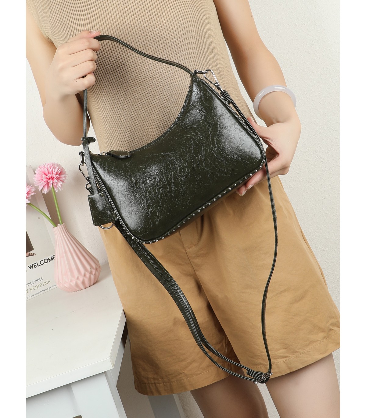 T11964-Bolso Hobo Baguette con Detalles de Tachuelas