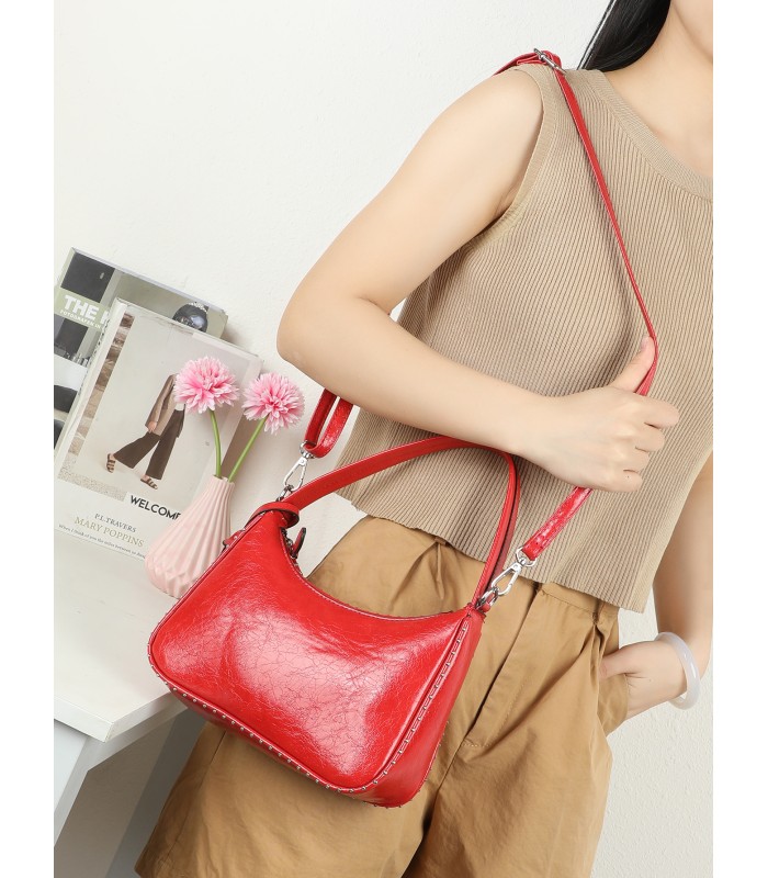 T11964-Bolso Hobo Baguette con Detalles de Tachuelas