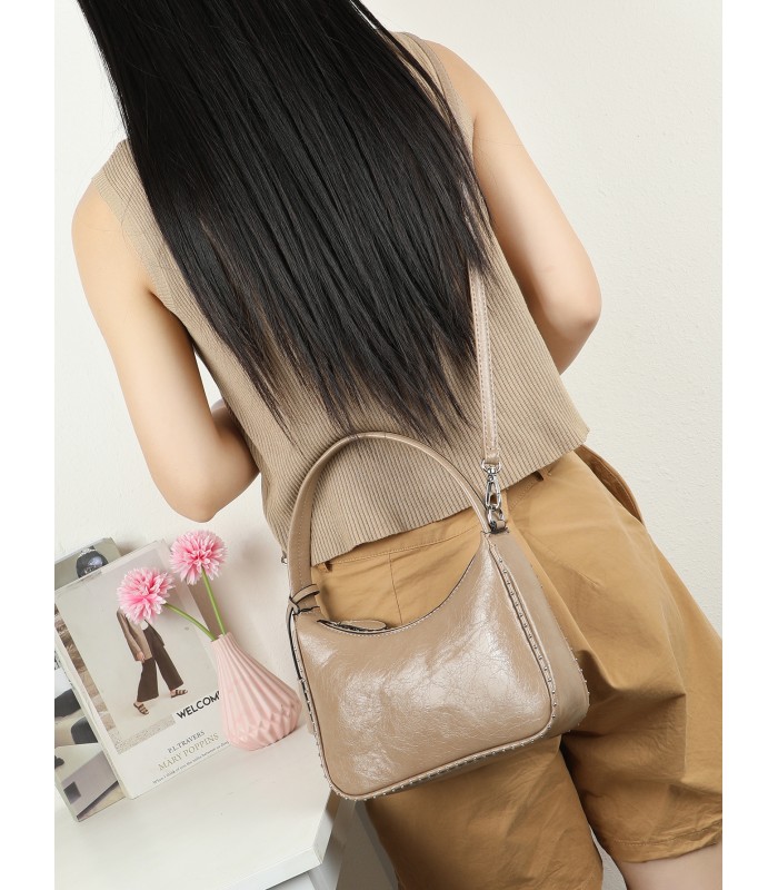 T11964-Bolso Hobo Baguette con Detalles de Tachuelas