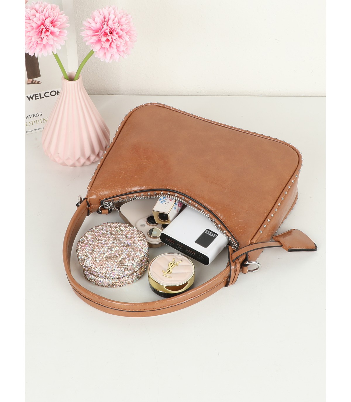 T11964-Bolso Hobo Baguette con Detalles de Tachuelas