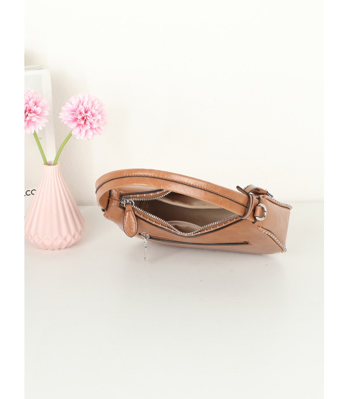 T11964-Bolso Hobo Baguette con Detalles de Tachuelas