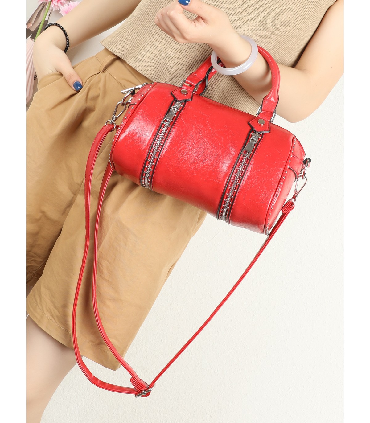 T11963-Bolso tipo Boston con Cremalleras Decorativas