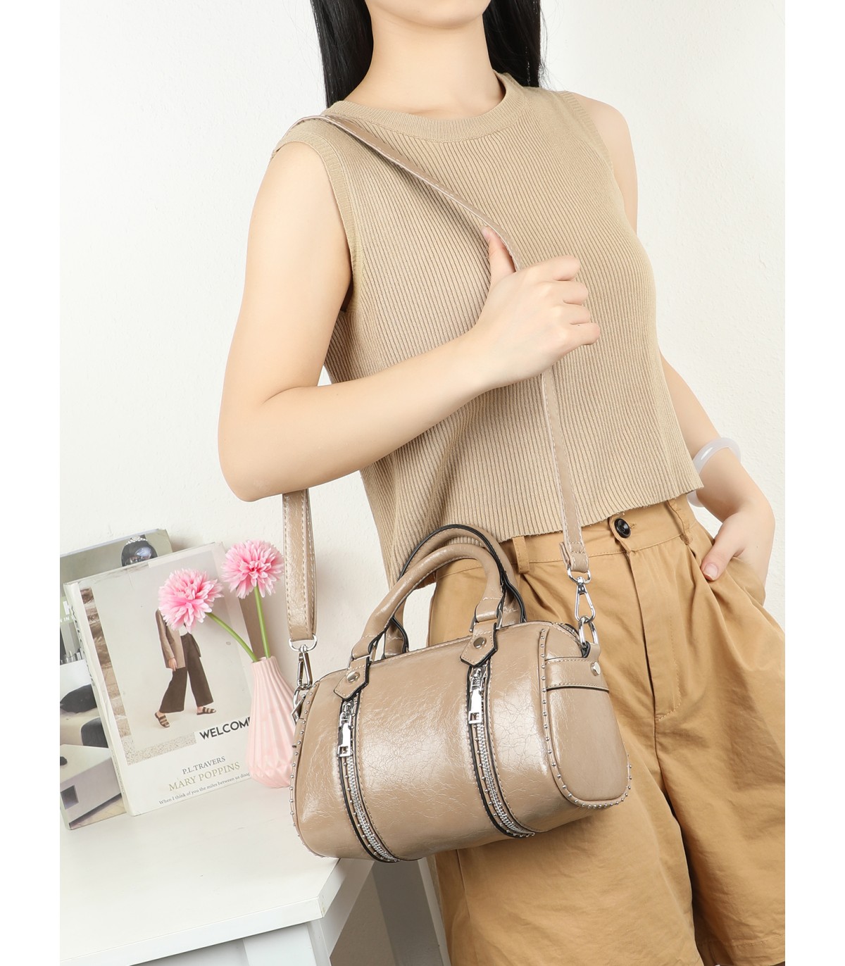 T11963-Bolso tipo Boston con Cremalleras Decorativas