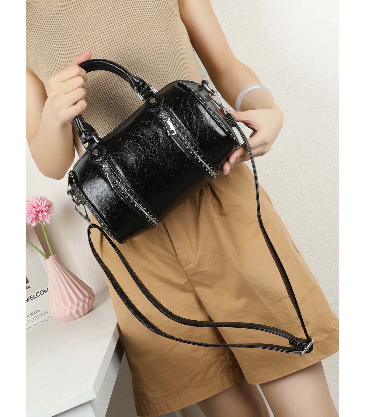 T11963-Bolso tipo Boston con Cremalleras Decorativas