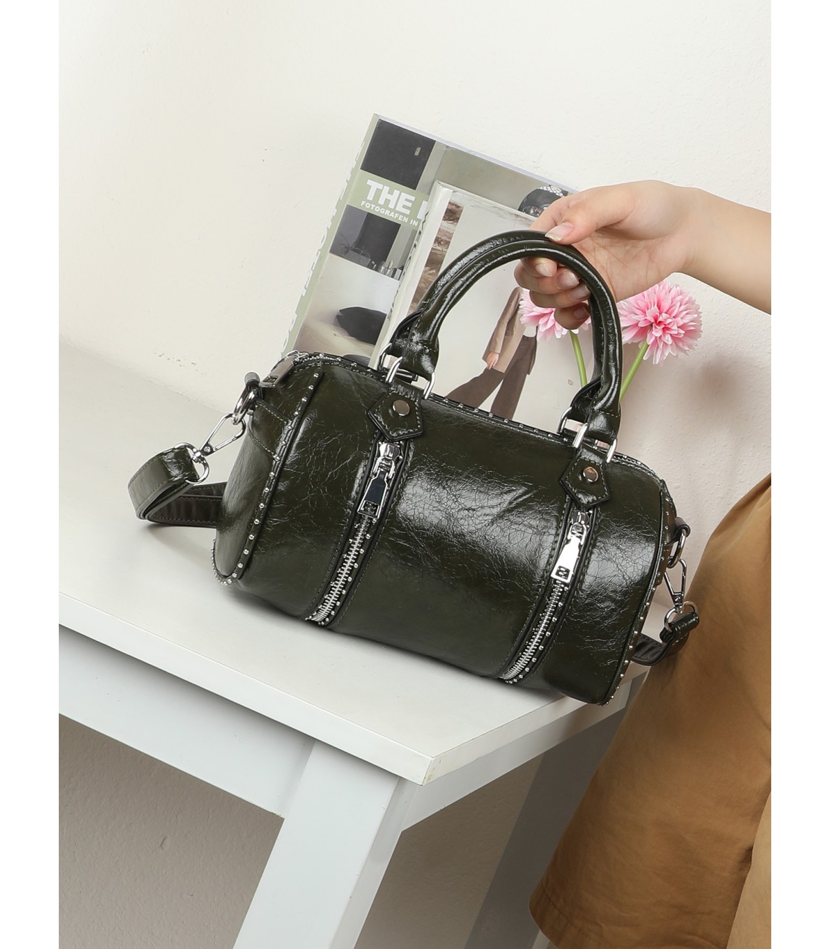T11963-Bolso tipo Boston con Cremalleras Decorativas