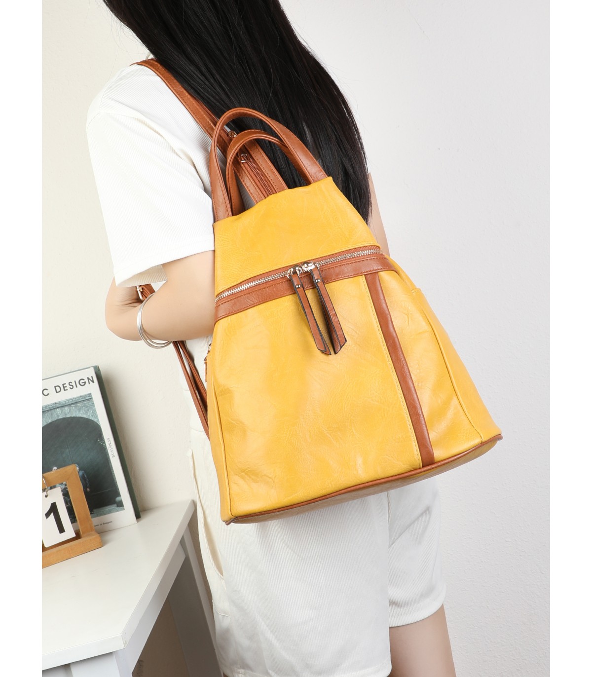 T11840 - Mochila con bolsillos delanteros y un bolsillo antirrobo