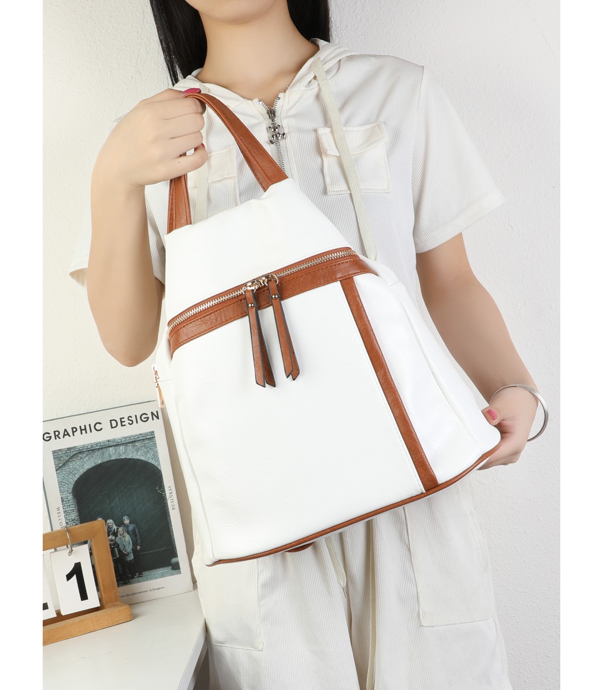 T11840 - Mochila con bolsillos delanteros y un bolsillo antirrobo