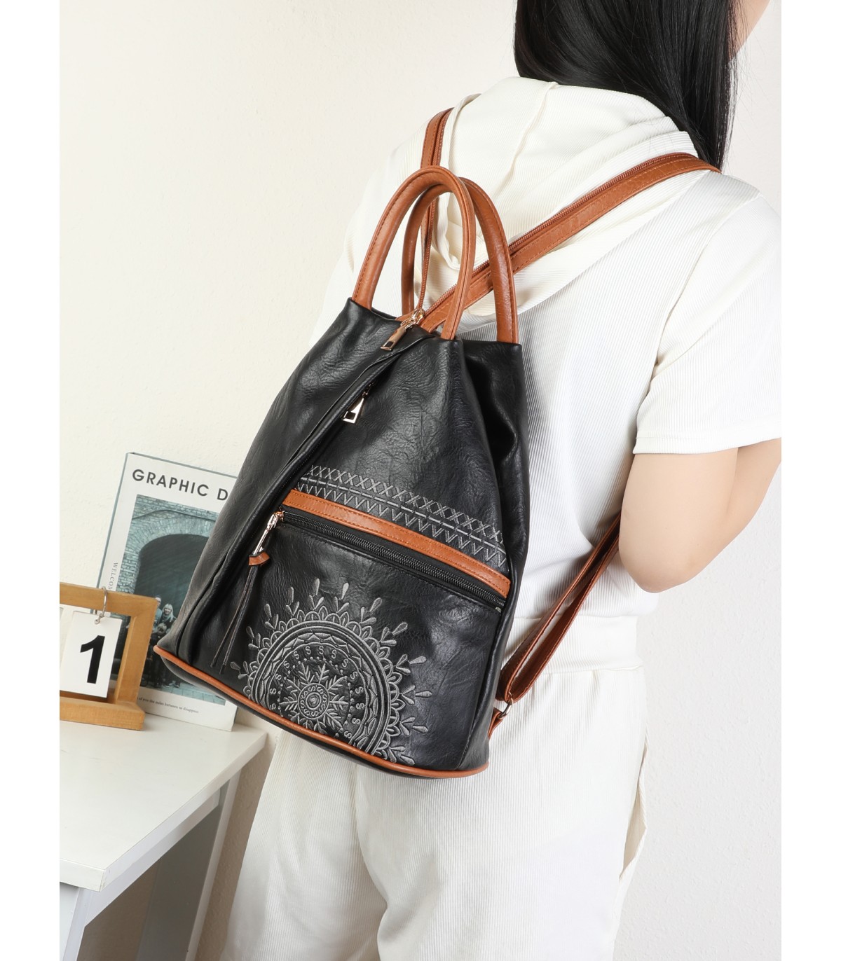 T11149 - Mochila con cremallera frontal y bordado de mandala