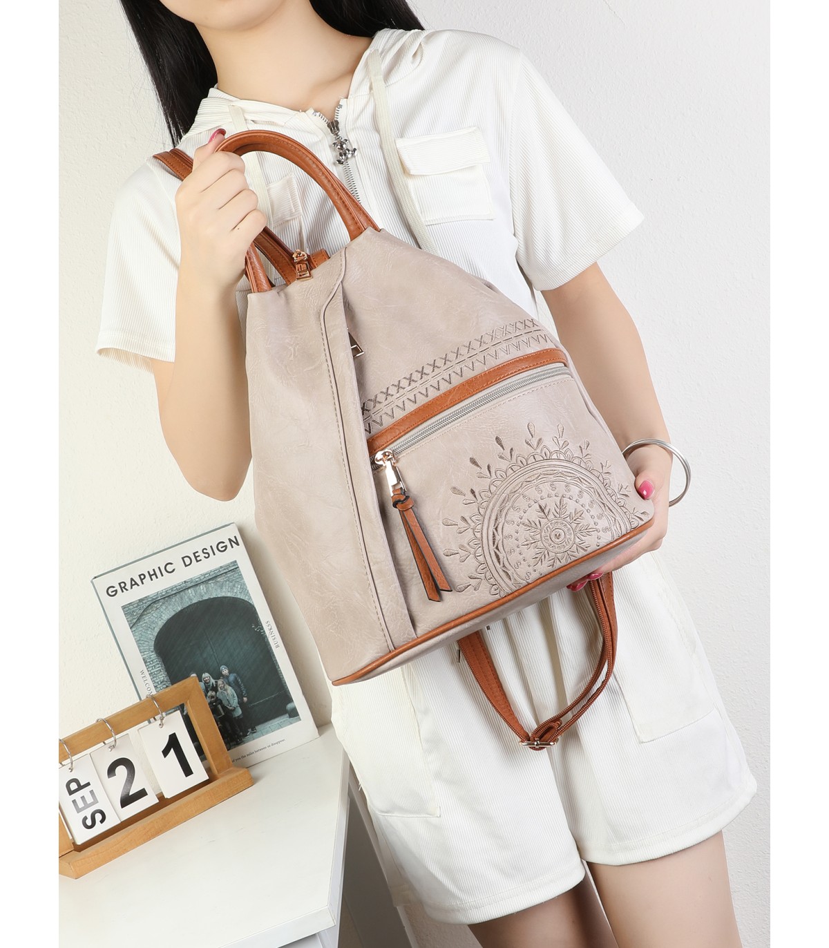 T11149 - Mochila con cremallera frontal y bordado de mandala
