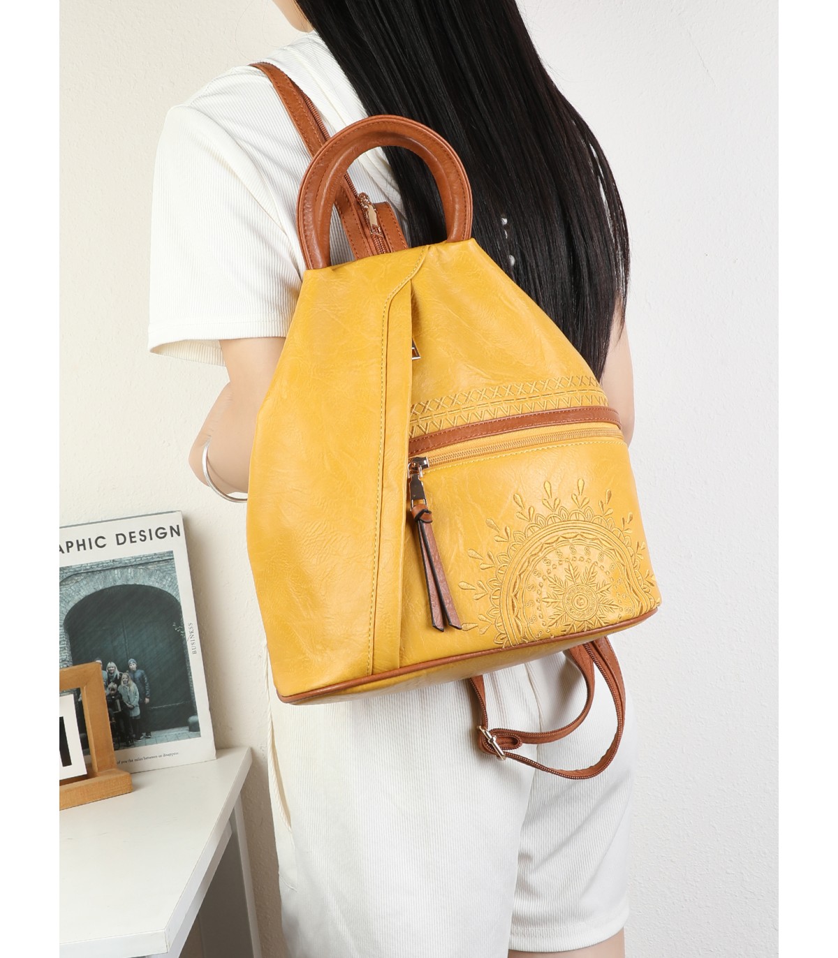 T11149 - Mochila con cremallera frontal y bordado de mandala