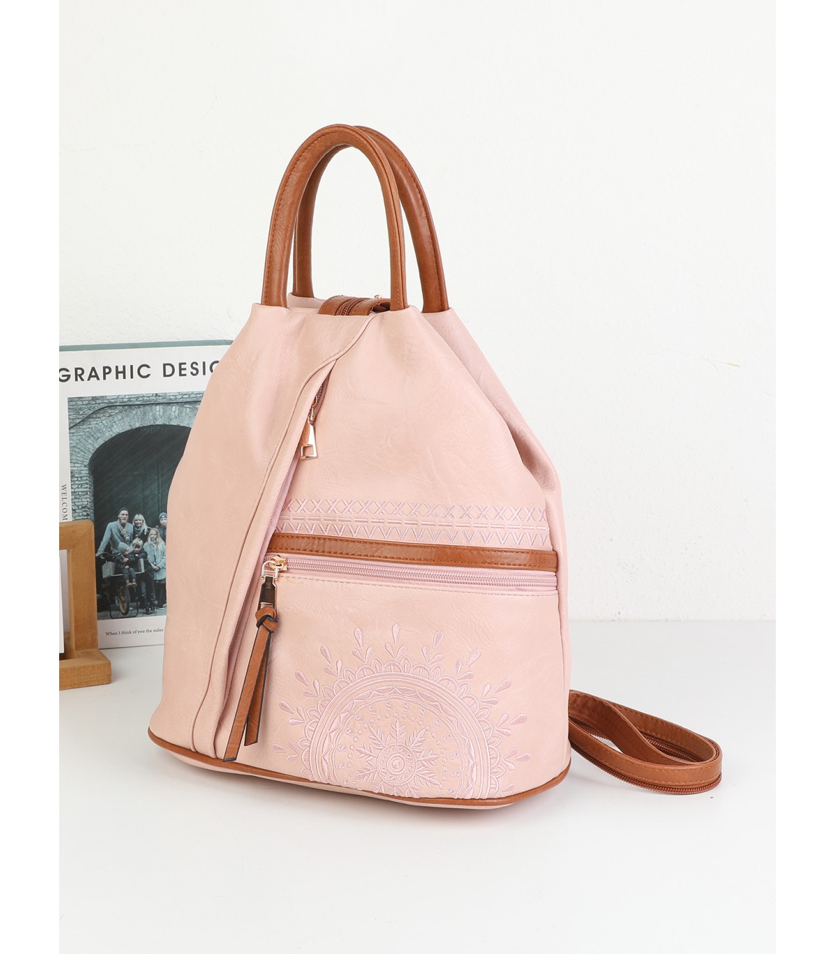 T11149 - Mochila con cremallera frontal y bordado de mandala