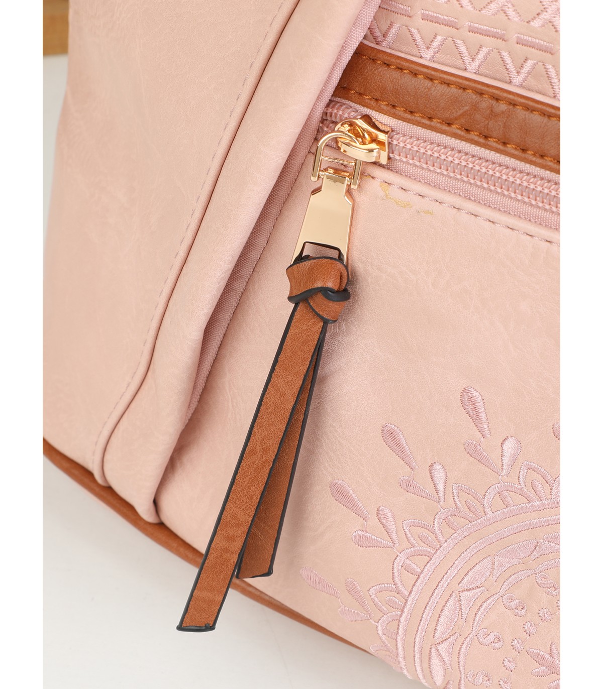 T11149 - Mochila con cremallera frontal y bordado de mandala