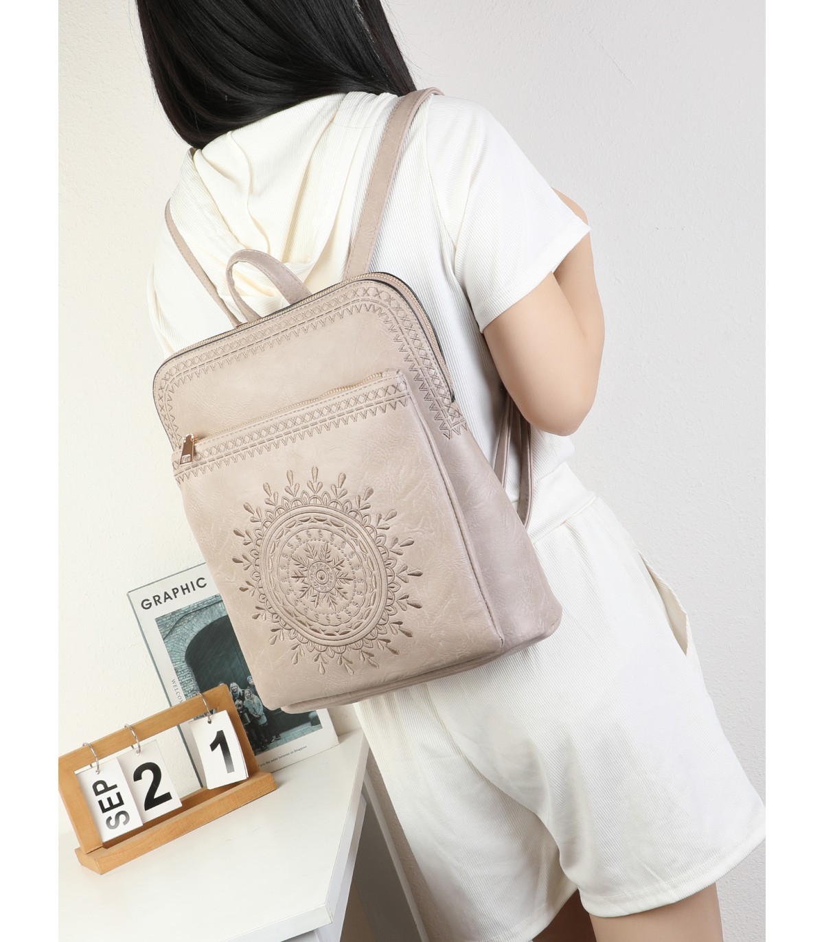 T11514 - Mochila con bordado para mujer con adorno a juego