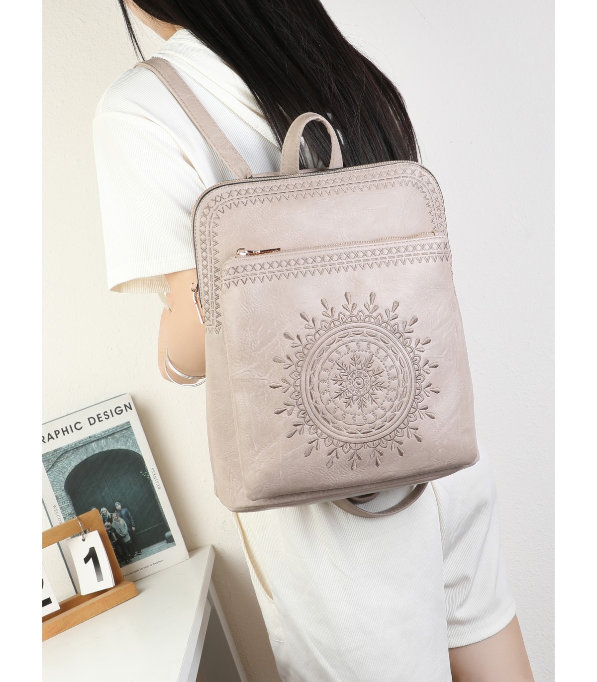 T11514 - Mochila con bordado para mujer con adorno a juego