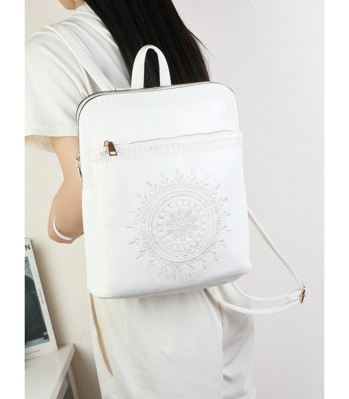 T11514 - Mochila con bordado para mujer con adorno a juego
