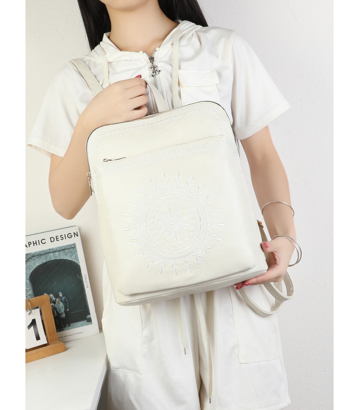 T11514 - Mochila con bordado para mujer con adorno a juego