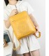 T11514 - Mochila con bordado para mujer con adorno a juego