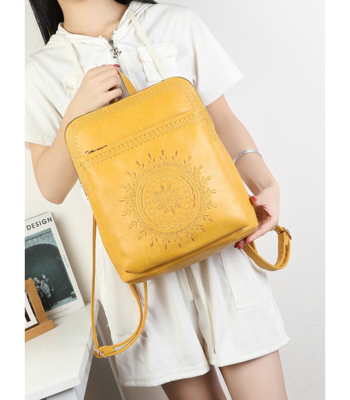 T11514 - Mochila con bordado para mujer con adorno a juego
