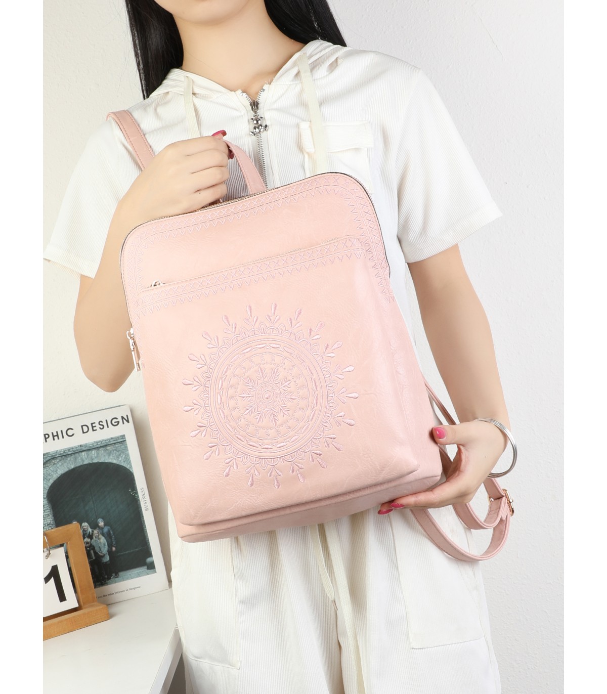T11514 - Mochila con bordado para mujer con adorno a juego