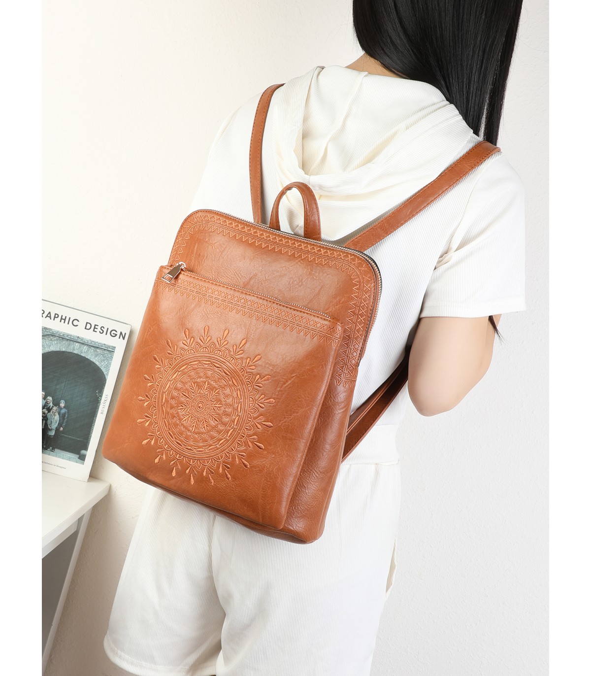 T11514 - Mochila con bordado para mujer con adorno a juego