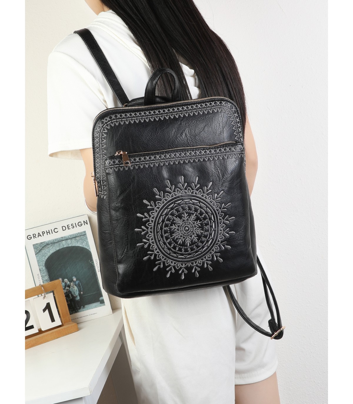 T11514 - Mochila con bordado para mujer con adorno a juego