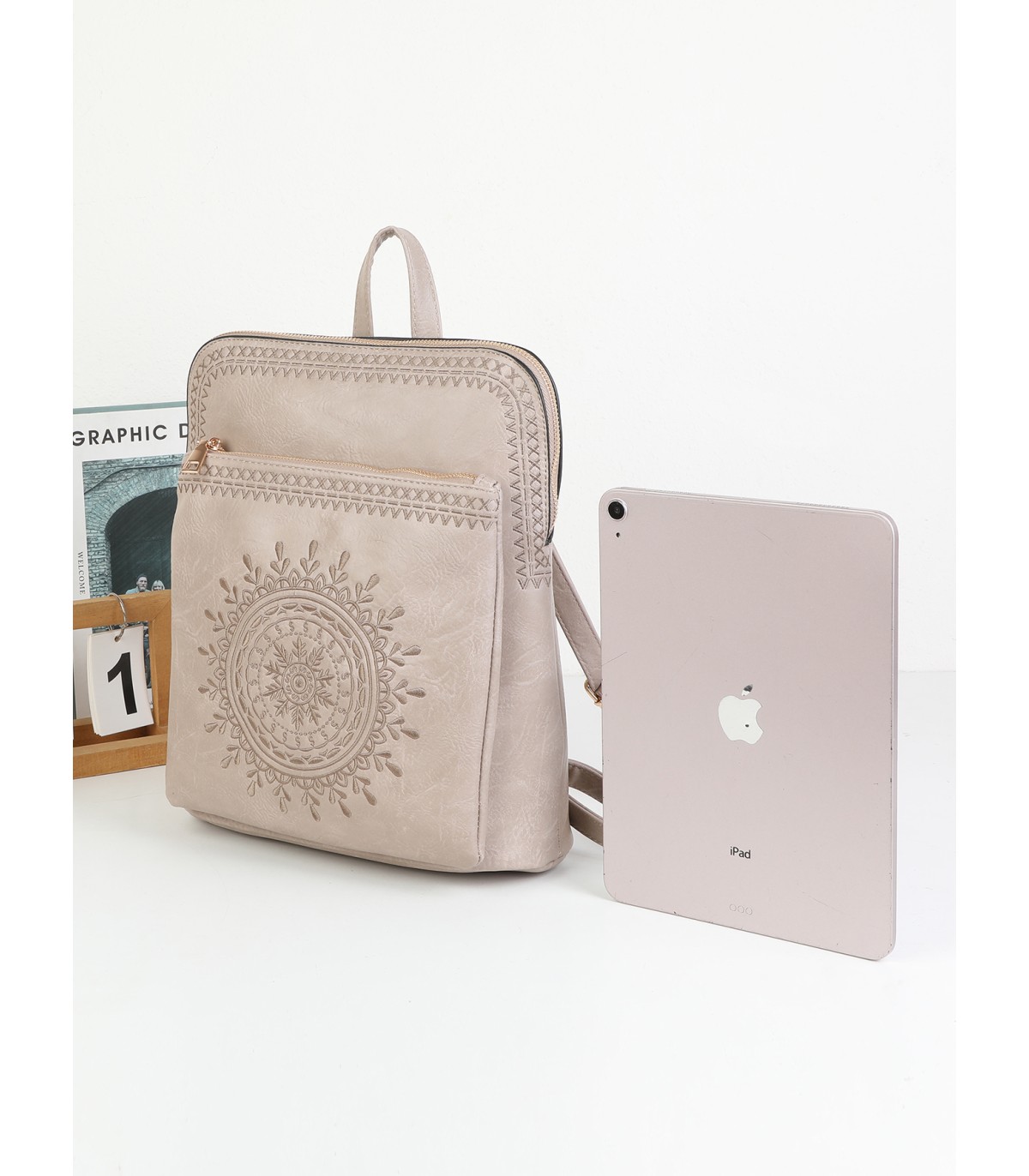T11514 - Mochila con bordado para mujer con adorno a juego